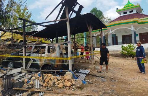 Mobil Milik Pemuka Agama di Sampang Dibakar 