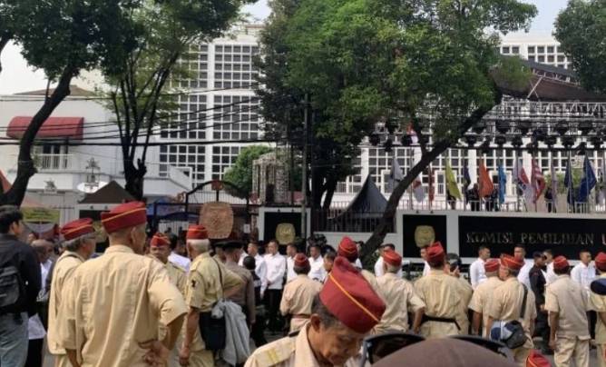 Ratusan Pendukung Pasangan Capres-Cawapres Prabowo Subianto-Gibran Rakabuming Padati Kawasan Imam Bonjol