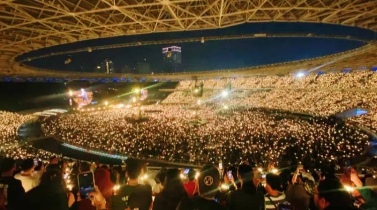Coldplay Sukses Gelar Konser Pertama di Indonesia,  80 Ribu Penonton Padati GBK!