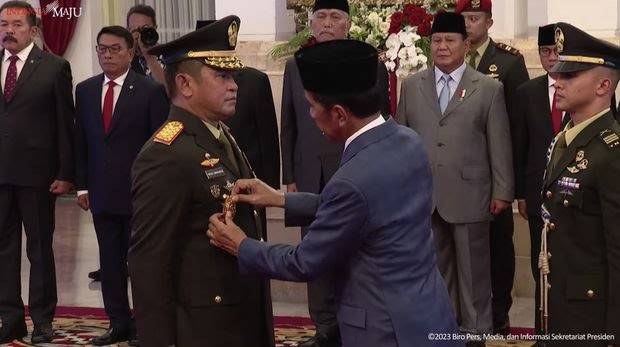 Presiden Jokowi Resmi Lantik KSAD Baru Jenderal Maruli Simanjuntak