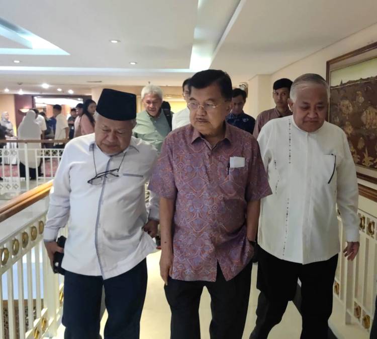 Jokowi Bagi Bansos Depan Istana, Jusuf Kalla: Memalukan, Tugas Camat Itu