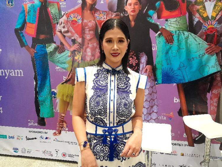 Novita Emilda Kagumi Helatan Indonesia Fashion Week 2024 di JCC