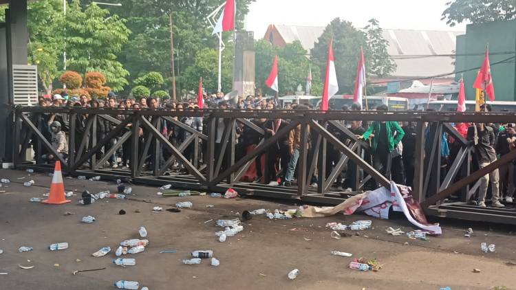 Demo RUU Pilkada: Mahasiswa Jebol Pintu Gerbang DPR RI! 