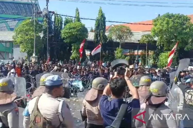 Pilkada 2024: Kericuhan Warnai Unjuk Rasa Kawal Putusan MK di depan DRPD Jatim