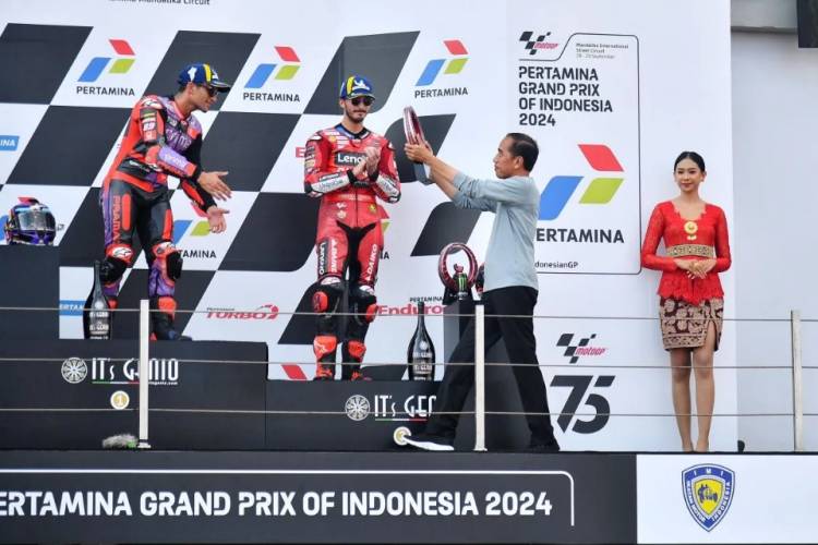 Presiden Jokowi Serahkan Trofi Juara Pertamina GP Indonesia 2024