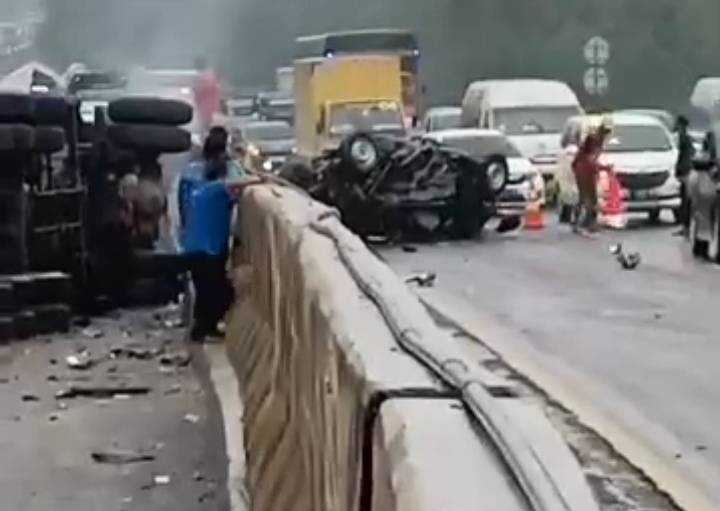 17 Mobil Tabrakan Beruntun di Tol Cipularang KM 92 Hingga Terbang