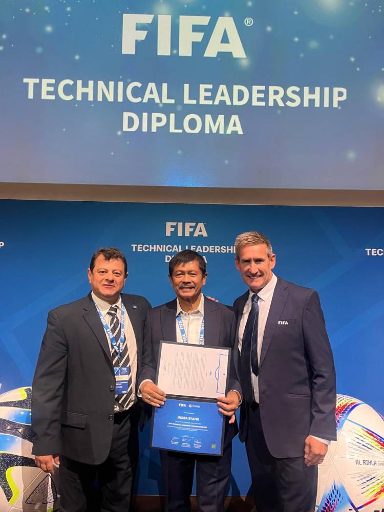 Indra Sjafri Lulus dari Program Bergengsi FIFA Technical Leadership Diploma di Zurich