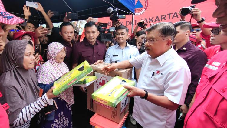 Kunjungi Korban Kebakaran di Kebon Kosong, Jusuf Kalla Serahkan Bantuan