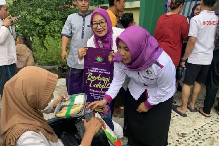 Perempuan Bangsa Bagilan Makanan Bergizo Buka Puasa di Muara Angke