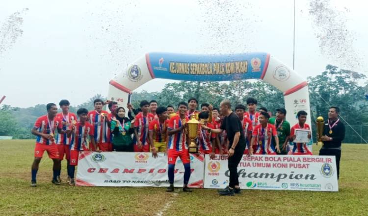 Remci FC Juara: Kurniawan Dwi Julianto Serahkan Trofi Juara KU-16 Piala Bergilir Ketum KONI 2025