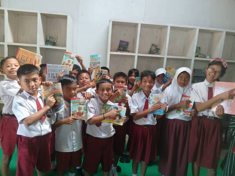 Aksi Nyata Dairi Prima Mineral Terus Dukung Pendidikan Anak  Lewat Taman Baca Sekolah   