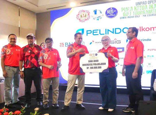 IKA Unpad dan PGA Unpad Serahkan Donasi Rp.200 Juta untuk Dana Abadi