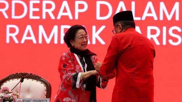 Ketum PDIP Megawati Soekarnoputri Menangis Haru Saat Hasto Kristiyanto Hadiri Penutupan Kongres ke-6 PDIP di Bal.