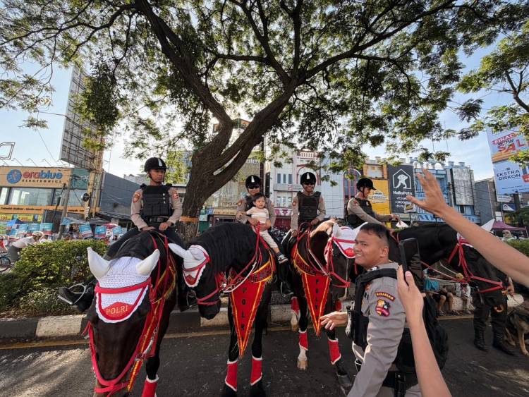 Patroli Berkuda Den Turangga Baharkam Polri di CFD Depok