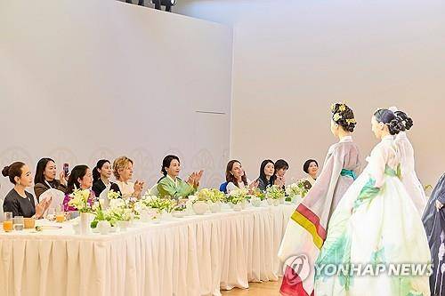 Ibu Negara Kim Hea Kyung, Suguhi Hidangan untuk Pasangan KTT APEC di Kuil Bulguk