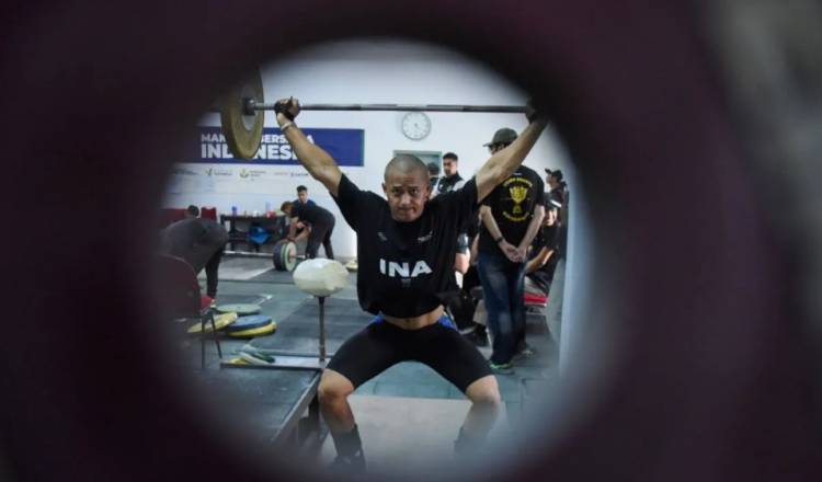 Jadi Juara Dunia 2025, Lifter Putra Indonesia Rizki Juniansyah Jadi Letnan Dua TNI