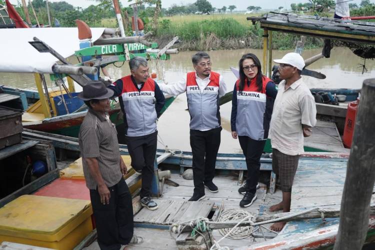 Mengubah Gelap Menjadi Terang, Pertamina NRE Nyalakan Sinar untuk Nelayan Cilamaya