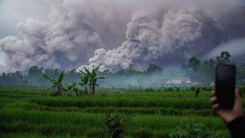 Gunung Semeru Erupsi, Awan Panas Meluncur Sejauh Lebih dari 5 Km