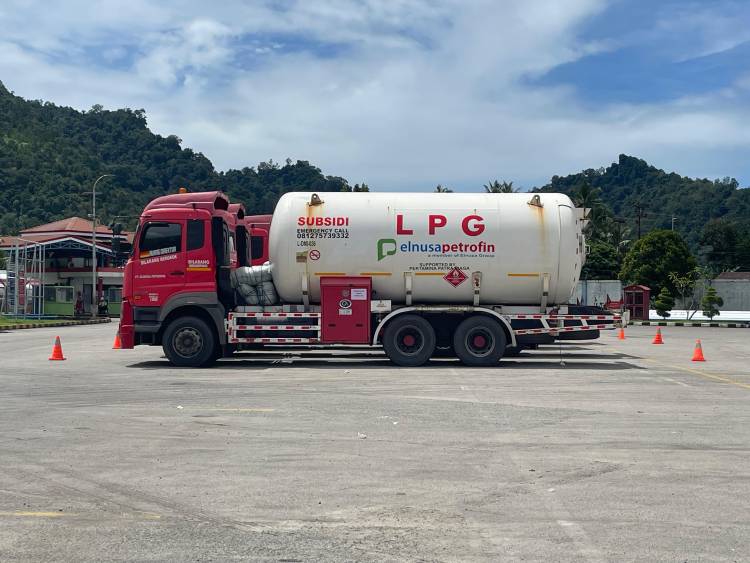 Tembus Daerah Terisolir Pertamina Patra Niaga Salurkan Bantuan LPG ke Sibolga dan Pulau Nias