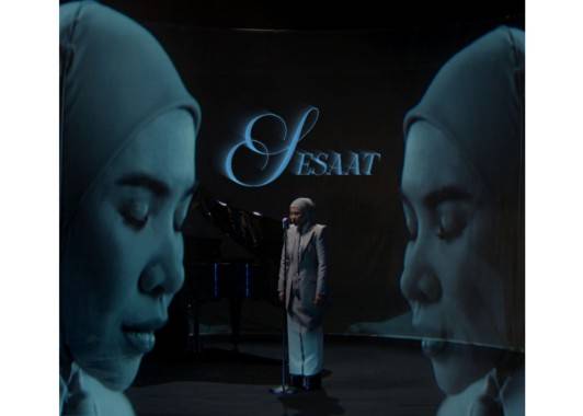 Penyanyi Asal Malaysia Aina Abdul Rilis Single 'Sesaat', Sebuah Perjalanan Jiwa Lewat Masa Penuh Refleksi