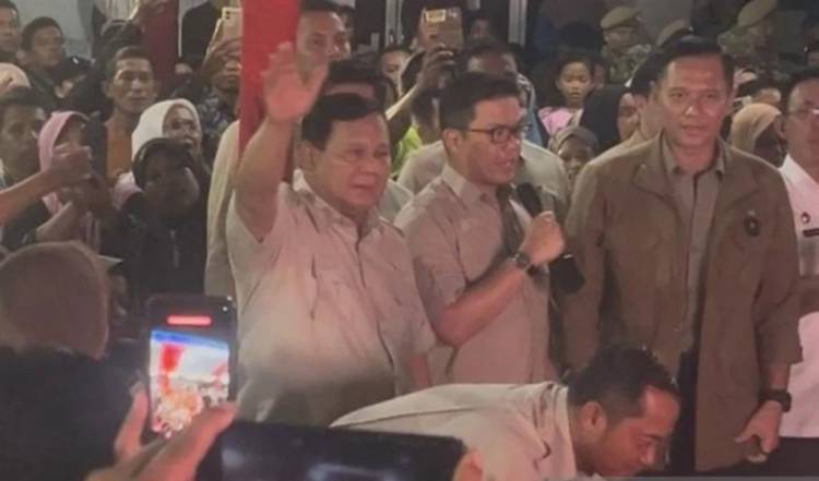 Sambut Tahun Baru 2026, Presiden Prabowo Nyanyikan Lagu Nasional Bersama Pengungsi