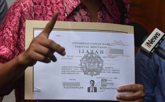 KI Pusat Perintahkan KPU Serahkan Salinan Ijazah Jokowi