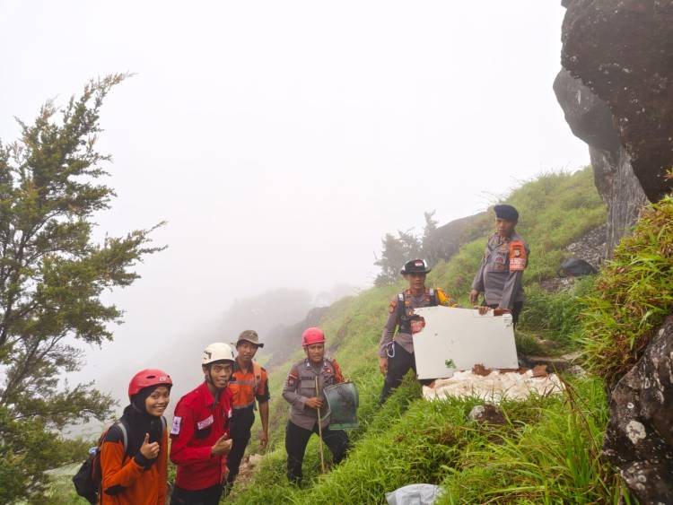 Tim SAR Gabungan Ditsamapta Polda Sulsel Temukan Puing Pesawat ATR 42-500 di Gunung Bulusaraung