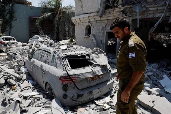 Pertahanan Israel Bobol, Rudal Iran Hantam Tel Aviv Warga Lari Sembunyi