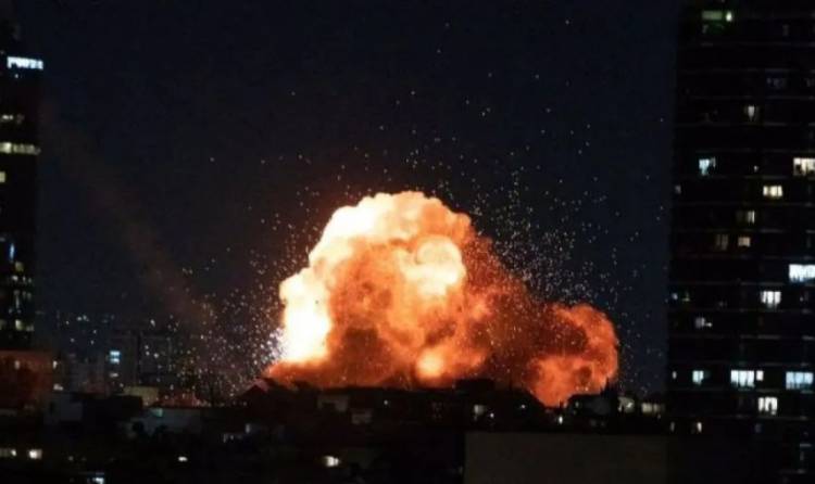 Iran Serang dan Bom Kilang Minyak dan Tangki BBM Israel