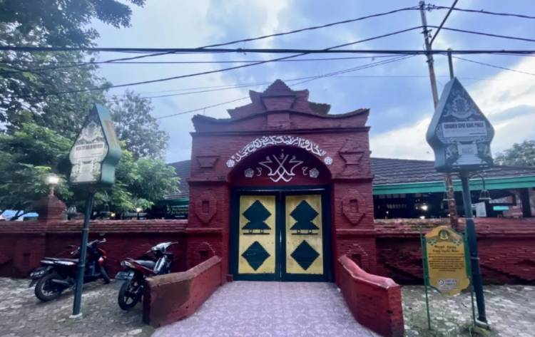 Masjid Agung Cirebon Jadi Tempat Singgah Musafir di Akhir Ramadan