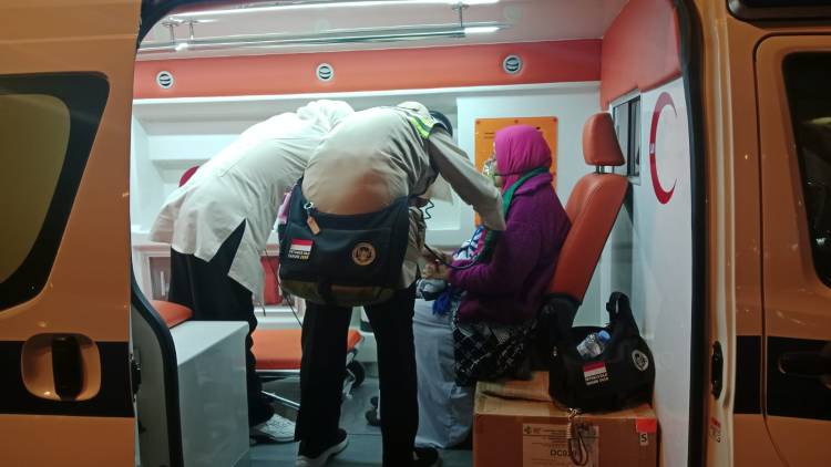 Tim Dokter PPIH Daker Bandara Gercep Berikan Pertolongan Melihat Jemaah Asal Jakarta Sesak Nafas Saat Tiba di Bandara AMAA