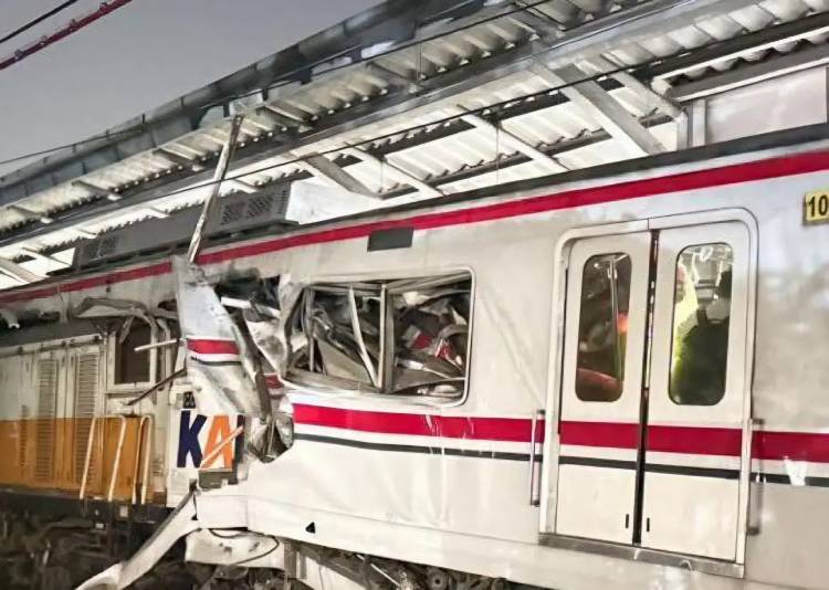 BREAKING NEWS : KA Argo Bromo Hantam KRL Commuter Line di Bekasi
