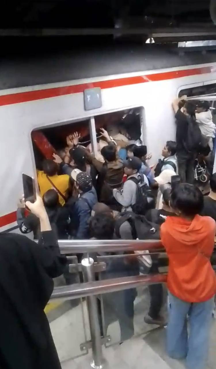 Enam Orang Meninggal Akibat Kecelakaan Kereta