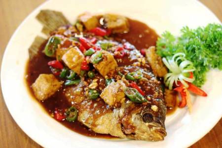 Sedapnya Menu Ikan Gurame; Pilih Sambal Kacang atau Sambal Pencit