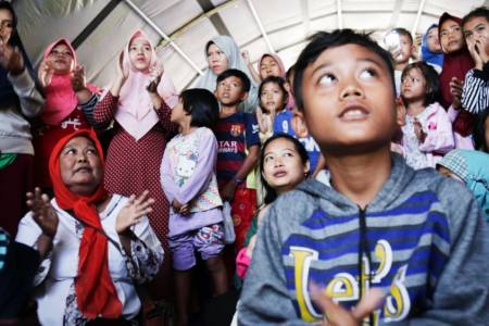 Kemsos RI; Hibur Anak Pengungsian Pandeglang Pasca Tsunami Selat Sunda