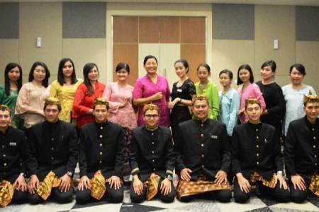 Karyawan Luminor Jemursari Surabaya Ikuti Lomba dengan Berpakaian Tradisional; Peringati Hari Kartini