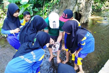 Shangri-La Surabaya Ajak Siswa SD ke PPLH Seloliman; Peringati Hari Bumi Sedunia