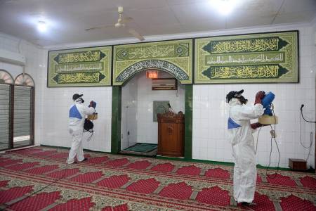 DMI Bantu Penyemproton Cairan Disinfektan Di Sejumlah Masjid 