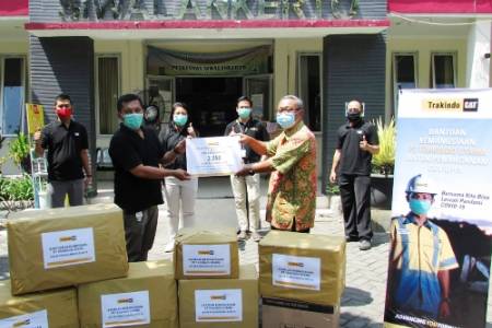 Trakindo Salurkan Ribuan APD; untuk Nakes di Rumah Sakit & Puskesmas di Surabaya