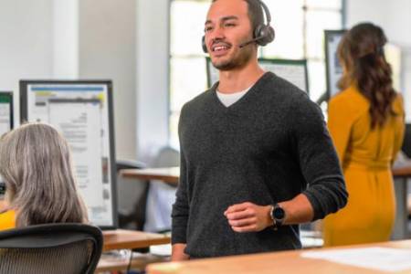 Headset Poly Voyager 4300 UC; Bikin Tetap Terhubung dan produktif di Rumah atau pun di Kantor