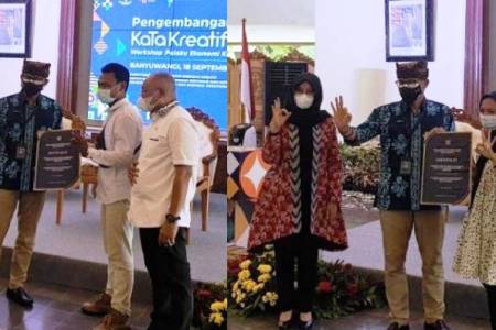 Sandiaga Uno Serahkan BIP JPU di Banyuwangi; untuk Kembangkan Usaha