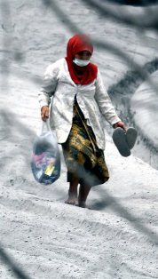 Mensos Khofifah Akhir Tahun; Serahkan Bantuan Ke Korban Erupsi Bromo