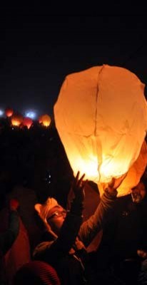 Ribuan Lampion Dari Kepri; Pancarkan Sinar Kemerahan Imlek