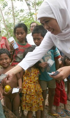 Mensos Khofifah Menangis; Saat Disambut Suku Anak Dalam