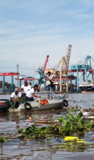 Mahasiswa & Dekan; Gelar Bersih-Bersih Sungai Karang Mumus