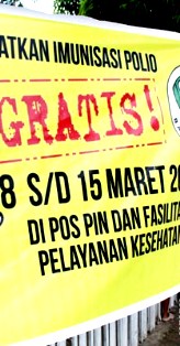 Petugas PIN Polio; Ajak Balita Imunisasi Di Mall