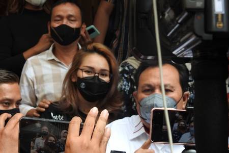 Ayu Ting Ting Temani Ayah dan Ibunya Saat Penuhi Panggilan di Polda Metro Jaya
