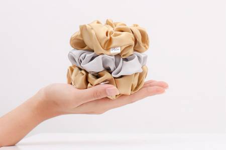 Shandy Purnamasari Rilis Masker dan Scrunchie Mulberry Silk