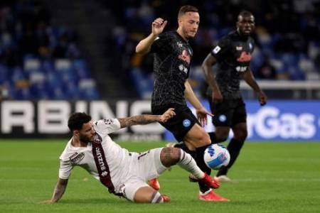 Napoli  Puncaki Klasemen Usai Menang atas Torino