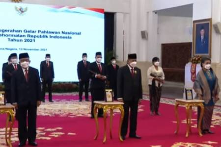 Presiden Jokowi Beri Gelar Pahlawan 4 Tokoh Nasional dan Bintang Jasa 300 Nakes Korban COVID-19